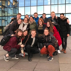 Stipendiatinnen und Stipendiaten vor dem Hochhaus der Süddeutschen Zeitung